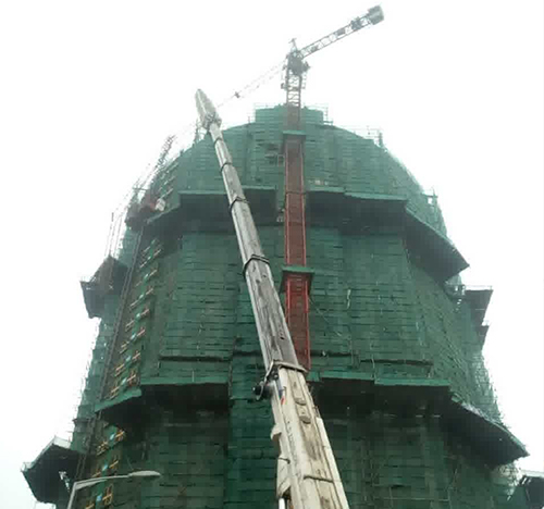 类乌齐吊车在工地上作业